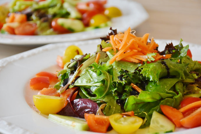 Regenbogen-Salat mit Honig-Balsamico-Dressing